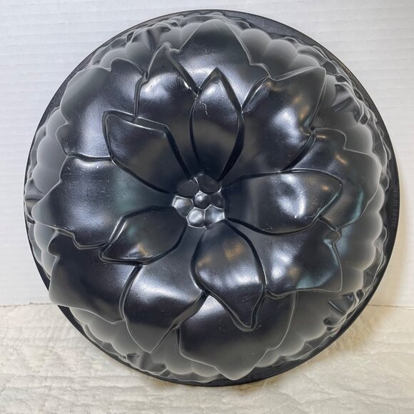 Nordic Ware Cast Aluminum Flower Bundt Pan 10 Cup Capacity Nonstick Black Finish - Picture 3 of 11